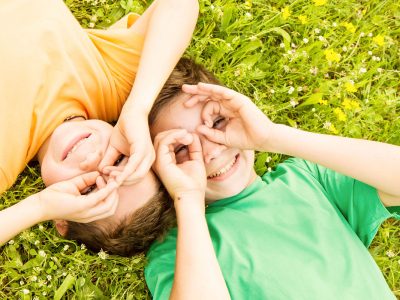 Kinder mit Brille